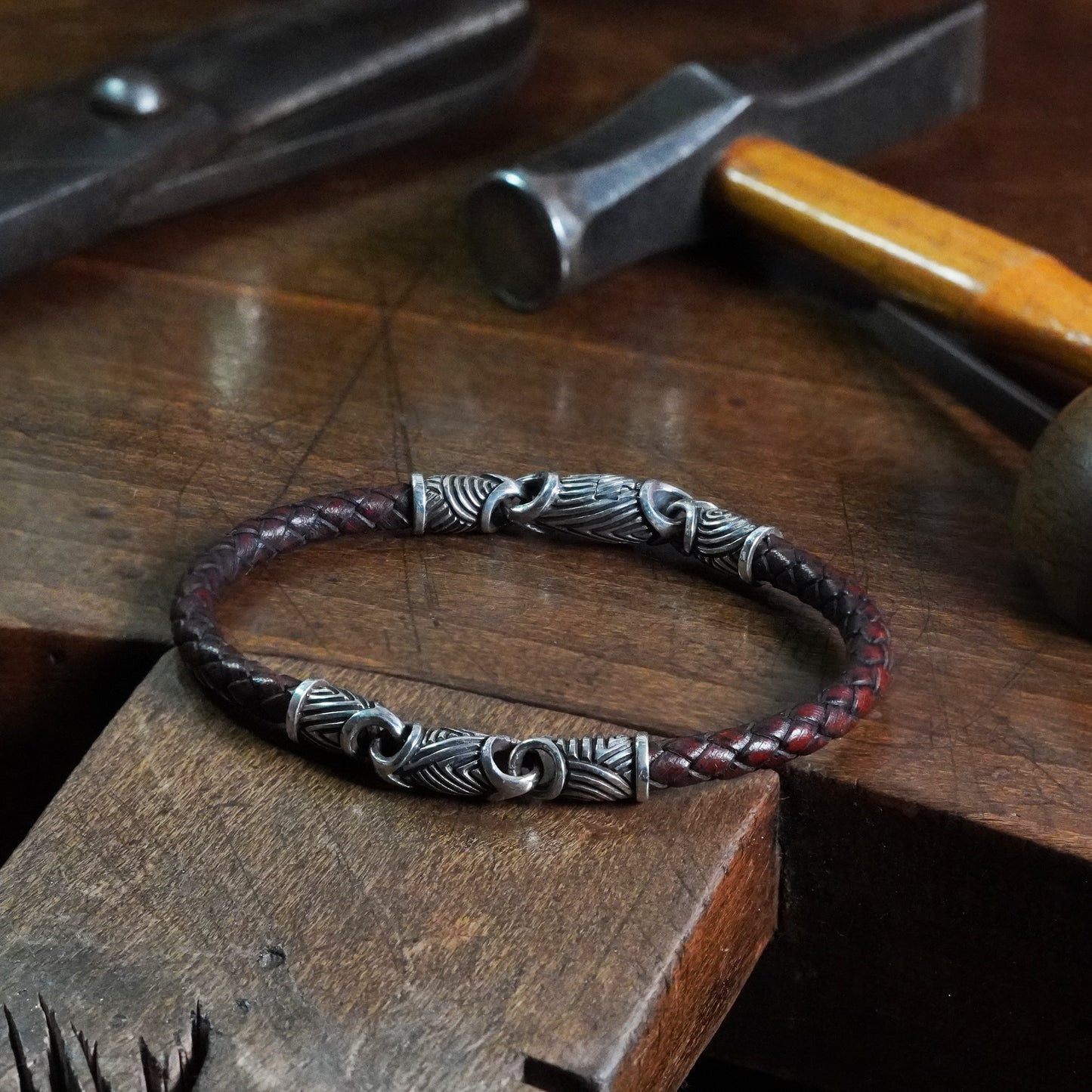 Rohirrim - Scroll link bracelet with leather braid
