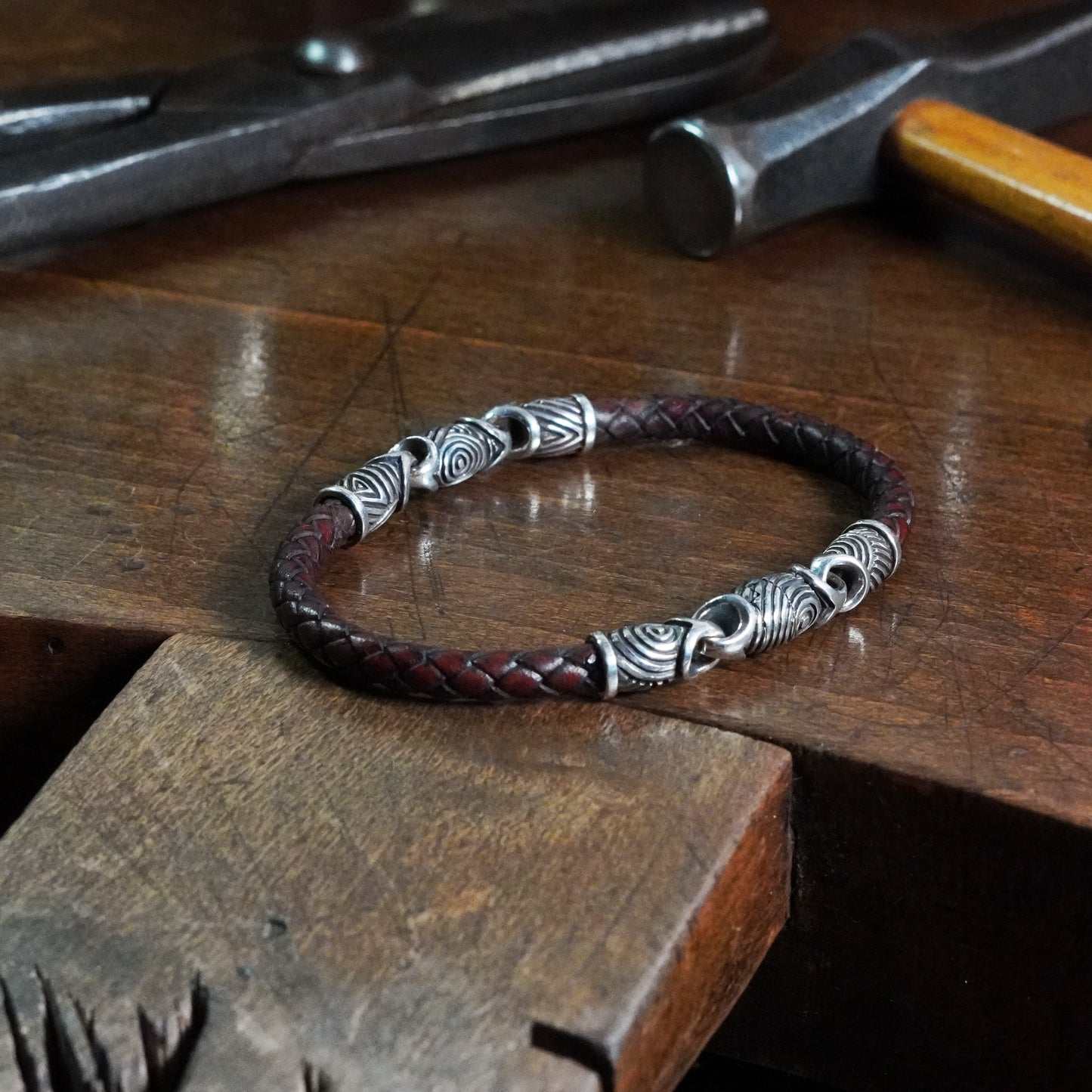 Rohirrim - Scroll link bracelet with leather braid