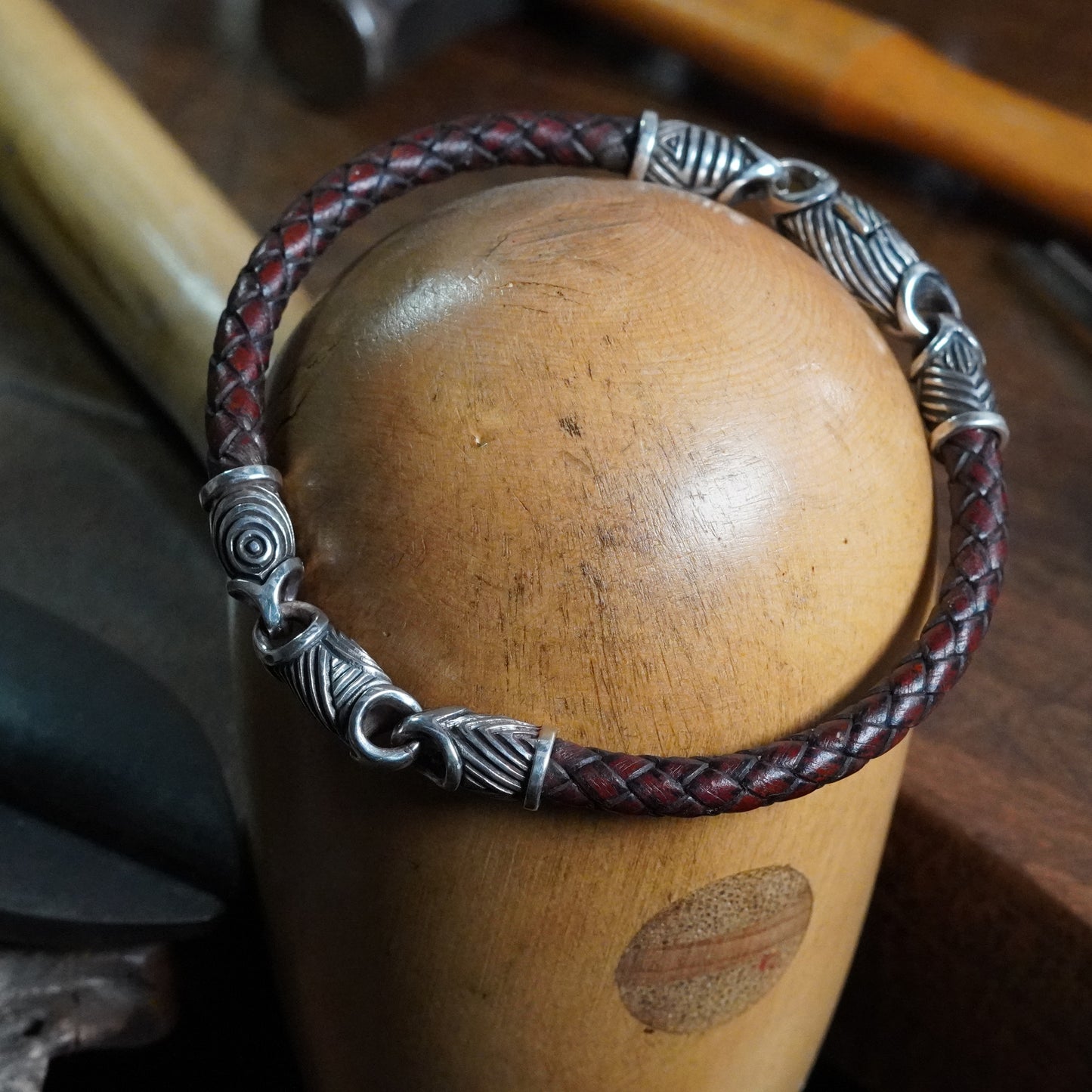 Rohirrim - Scroll link bracelet with leather braid