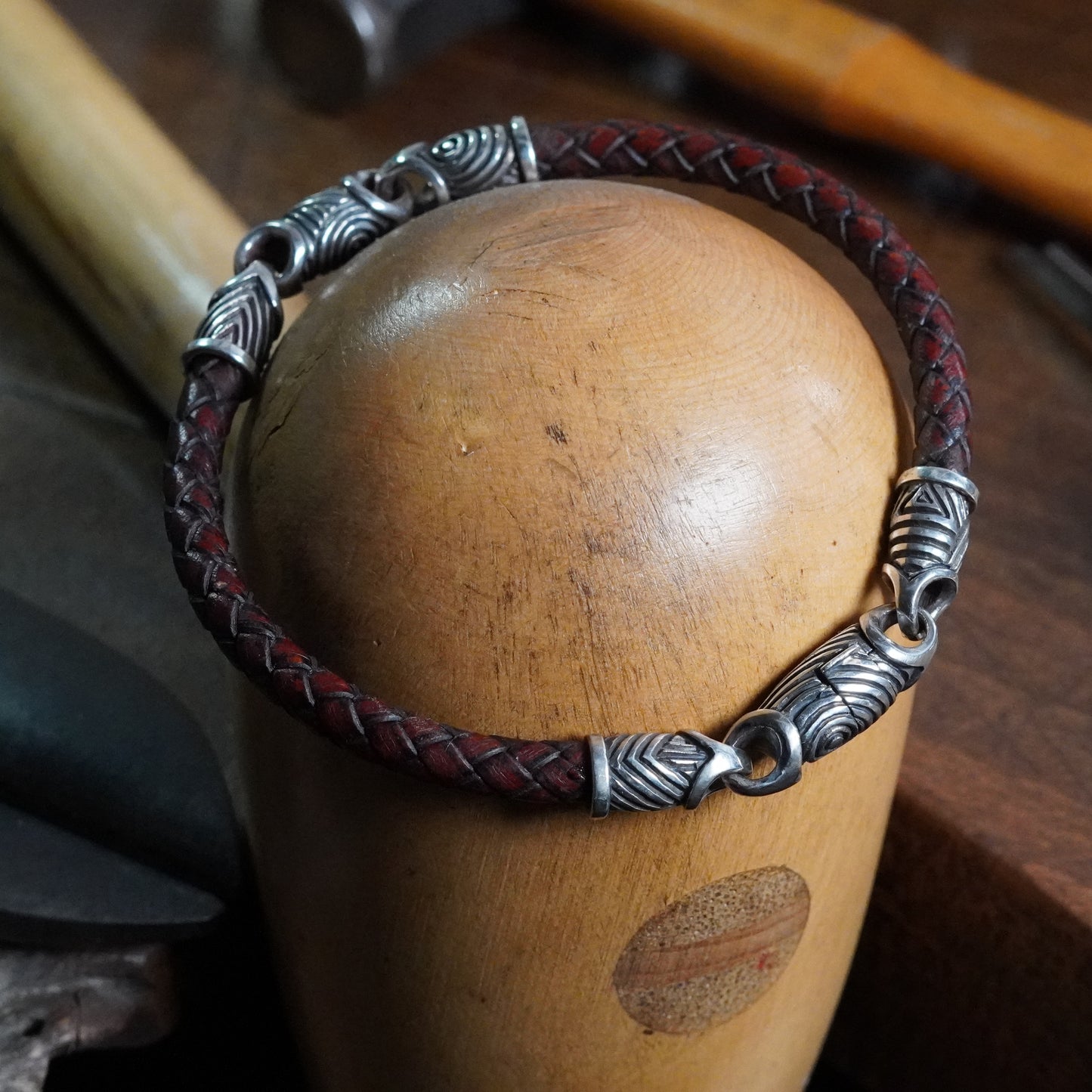 Rohirrim - Scroll link bracelet with leather braid