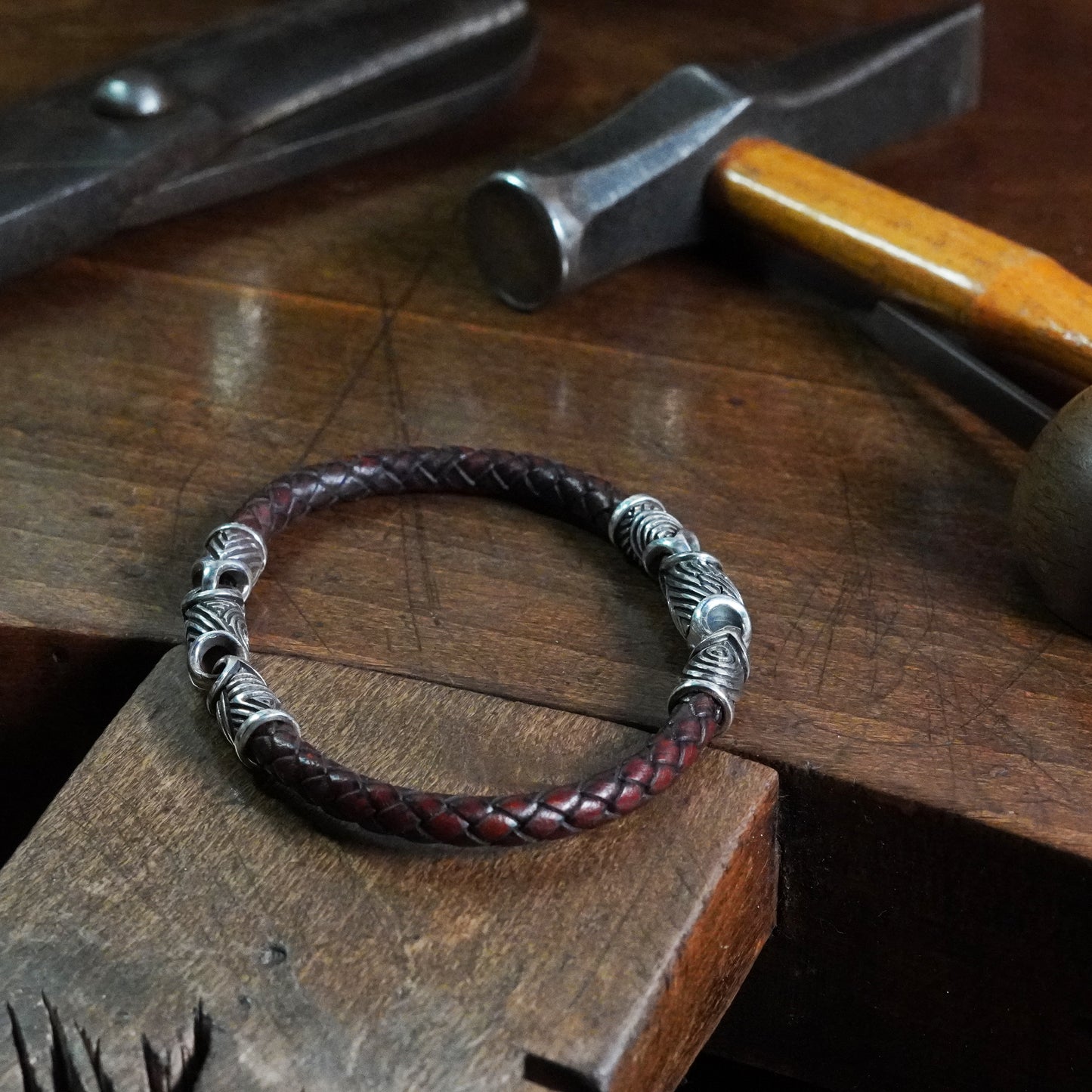 Rohirrim - Scroll link bracelet with leather braid