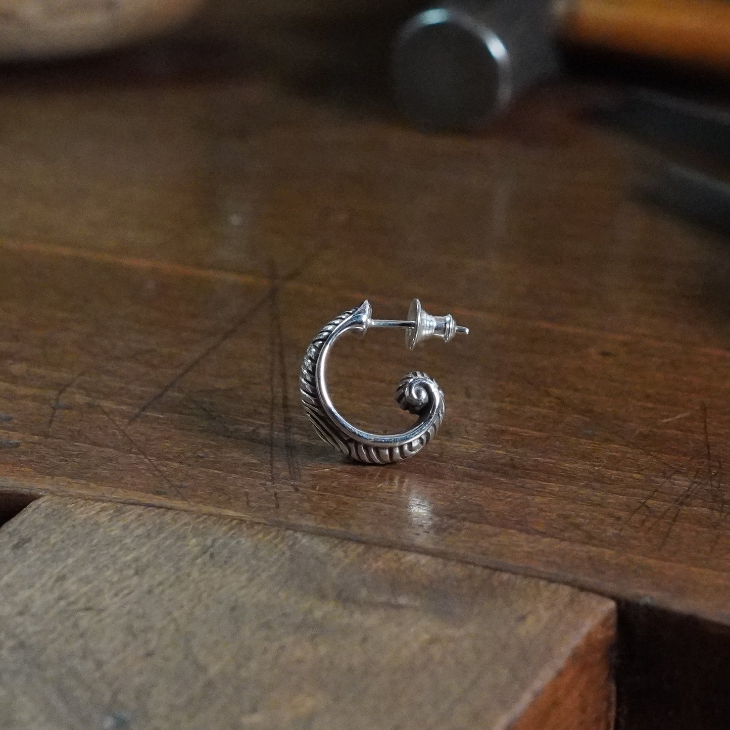 Lomax - Small tapering earring
