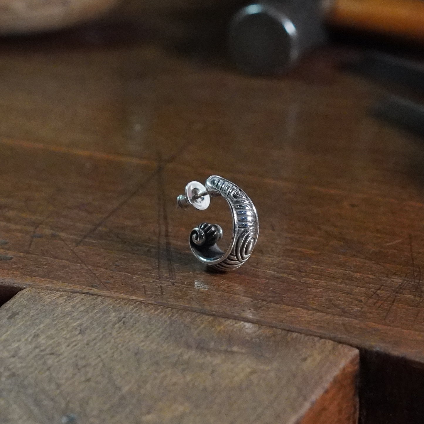 Lomax - Small tapering earring