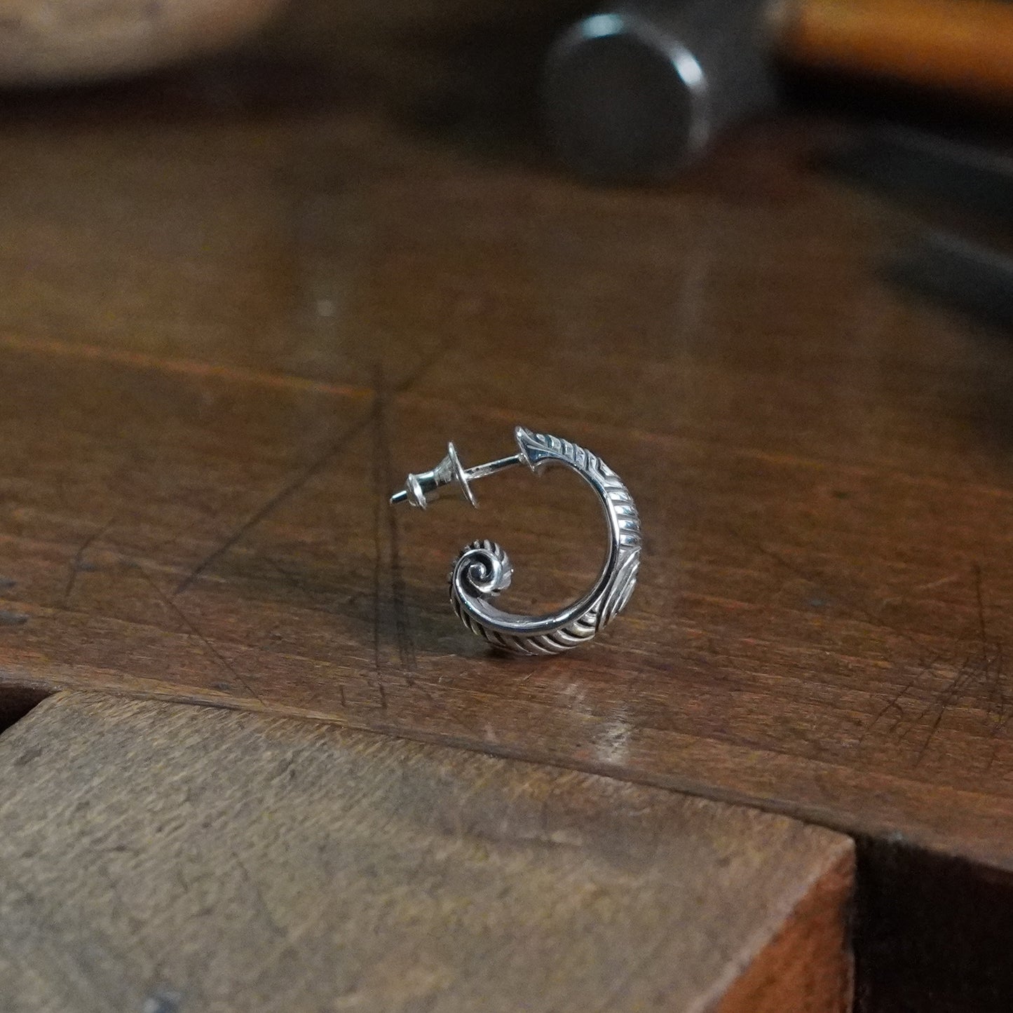 Lomax - Small tapering earring