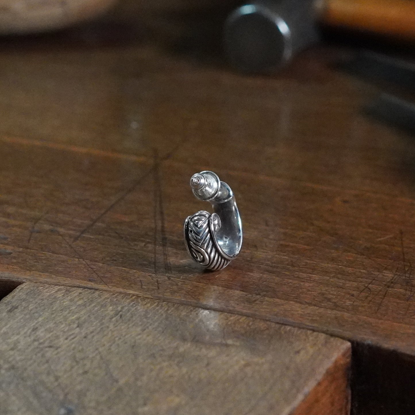Lomax - Small tapering earring