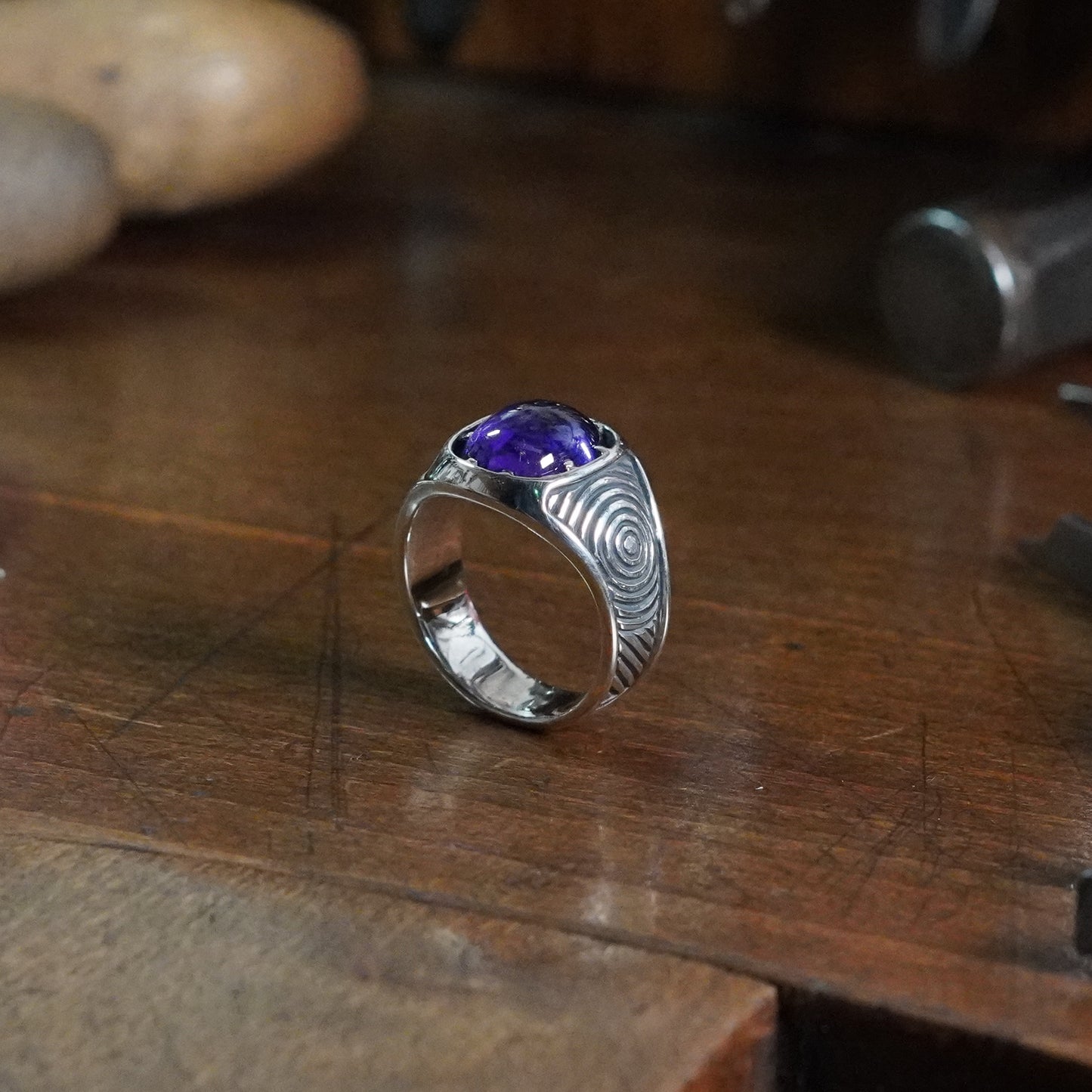 Mobeus Ring - set with Amethyst