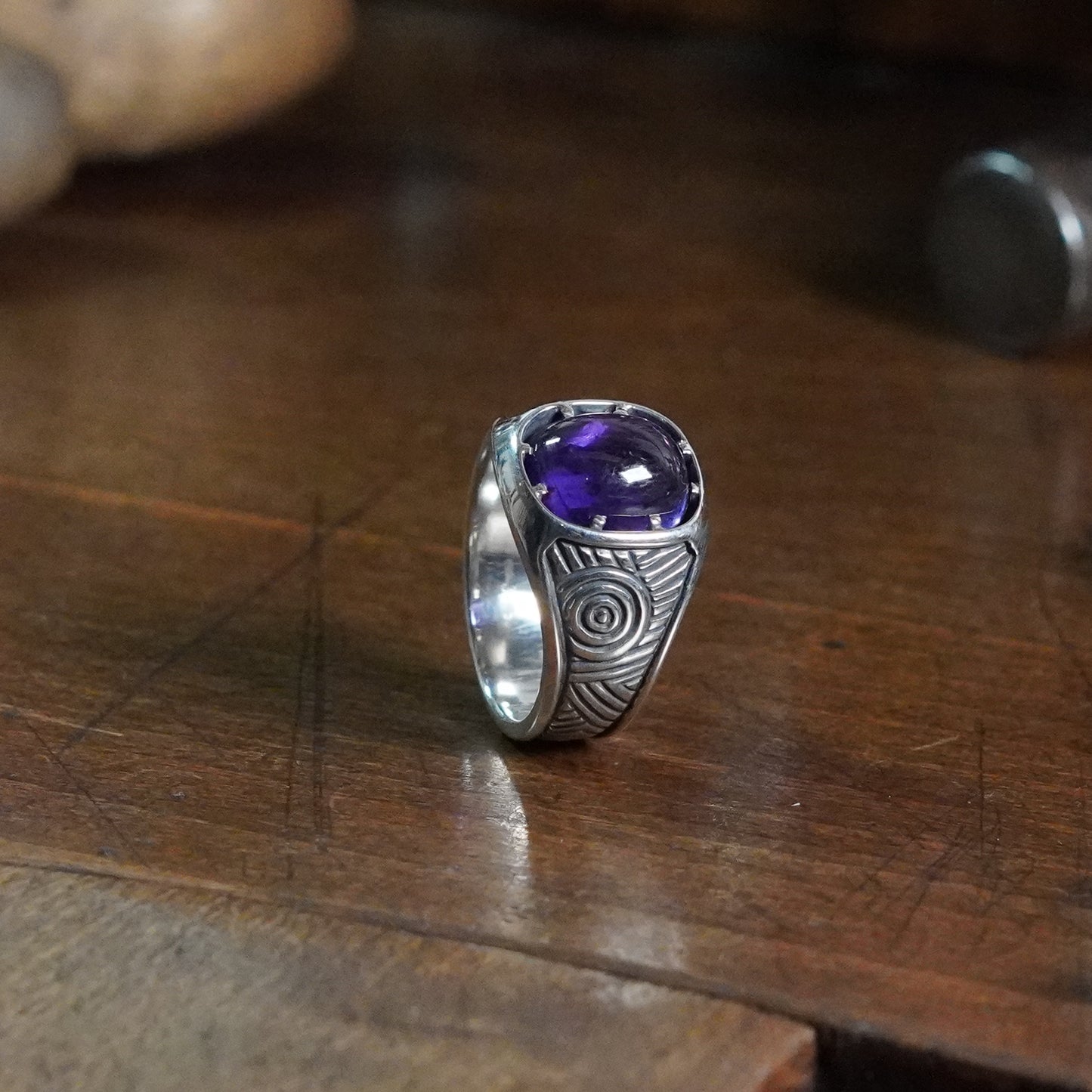 Mobeus Ring - set with Amethyst