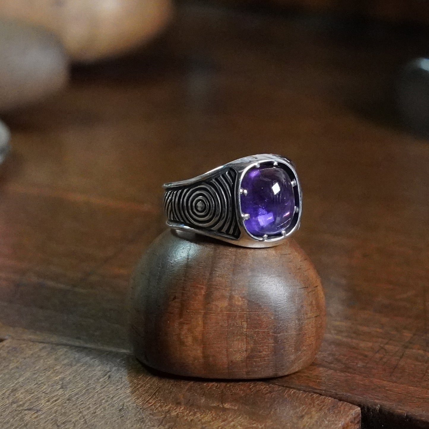 Mobeus Ring - set with Amethyst