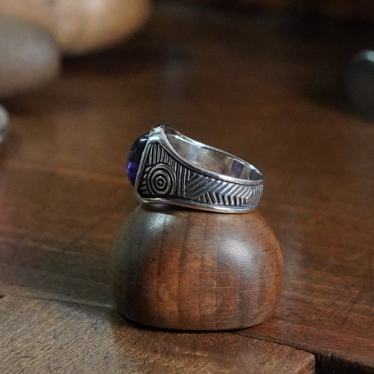 Mobeus Ring - set with Amethyst