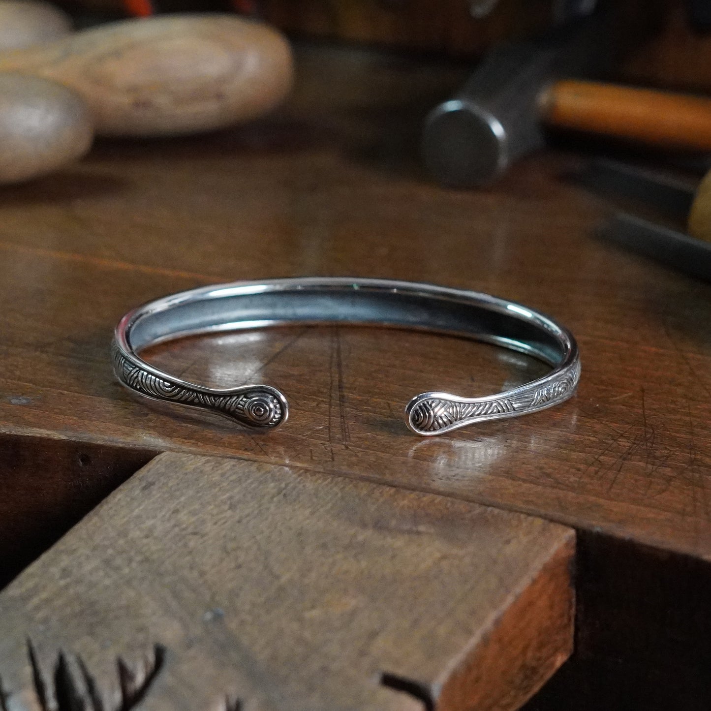 Nostromo - Round ended cuff