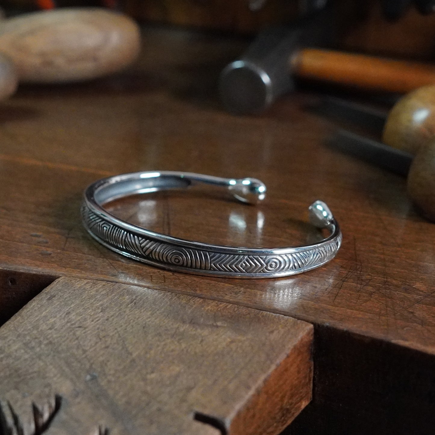 Nostromo - Round ended cuff
