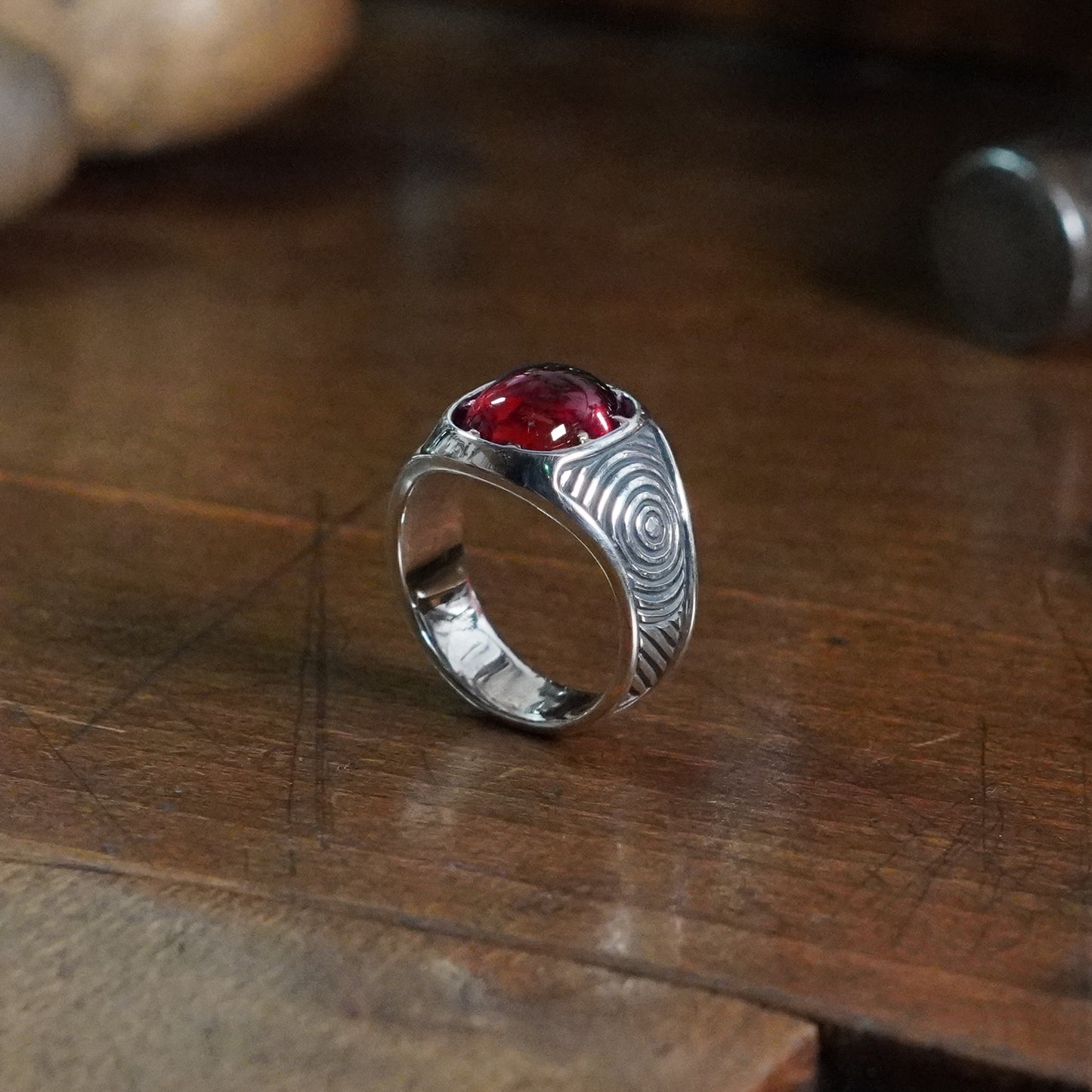 Mobeus Ring - set with Garnet