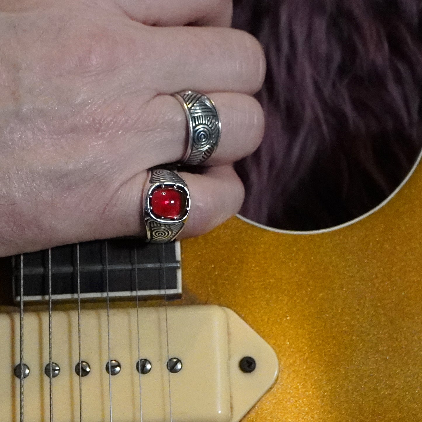Mobeus Ring - set with Garnet