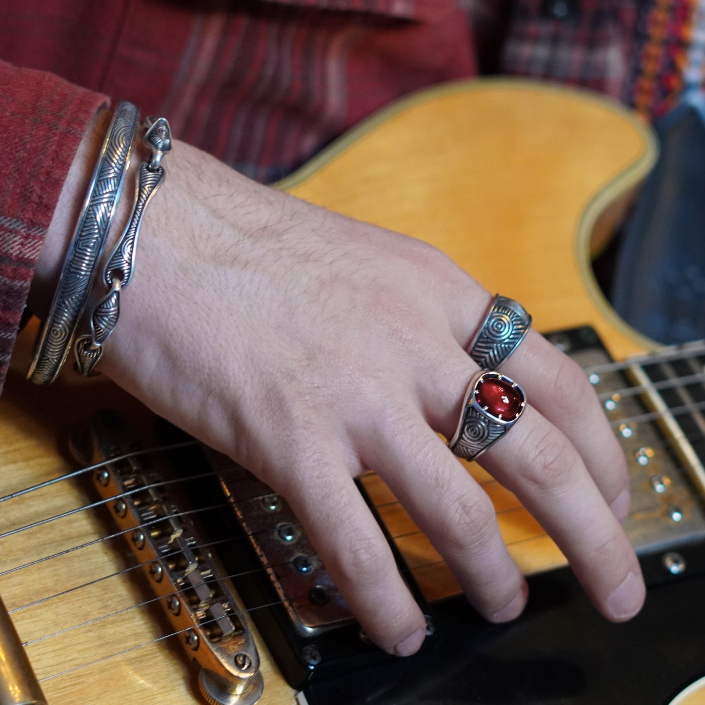 Mobeus Ring - set with Garnet