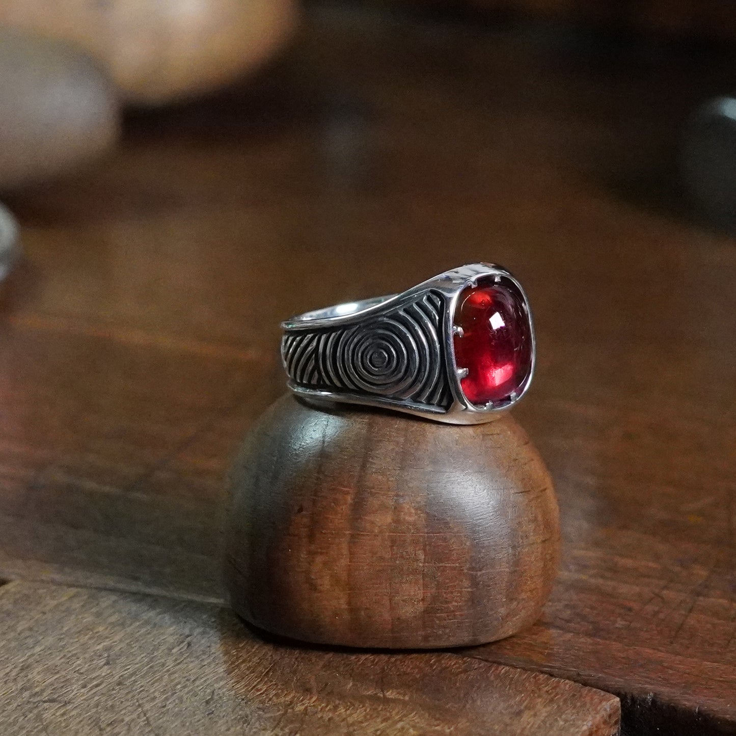 Mobeus Ring - set with Garnet