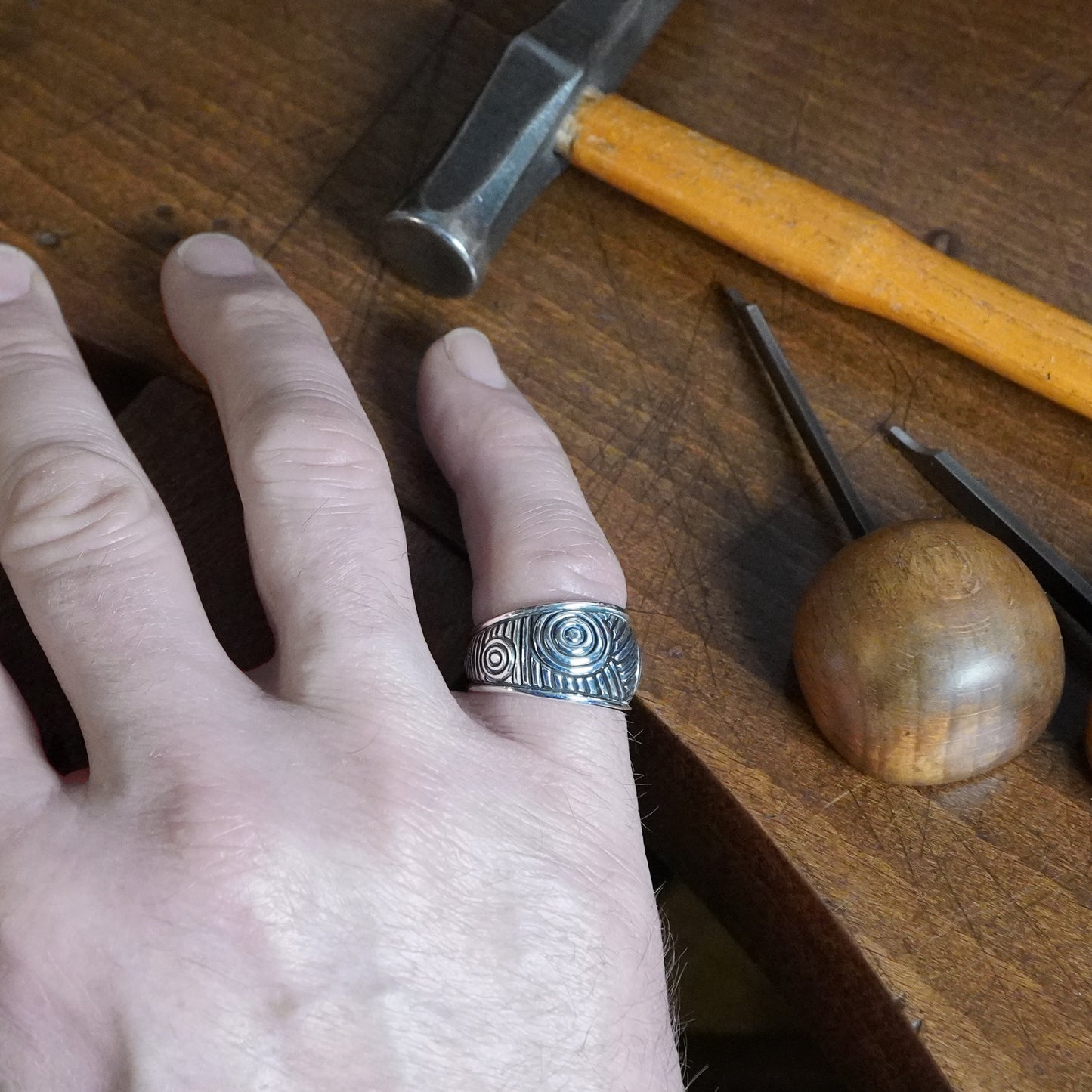 Rono Ring - Wide rounded tapering band