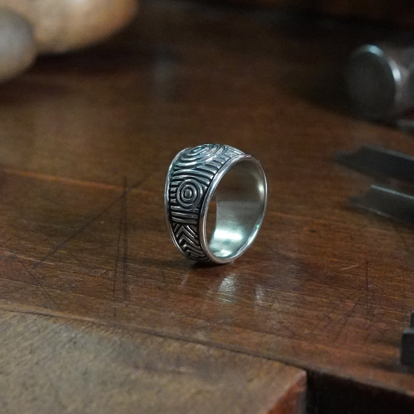 Rono Ring - Wide rounded tapering band