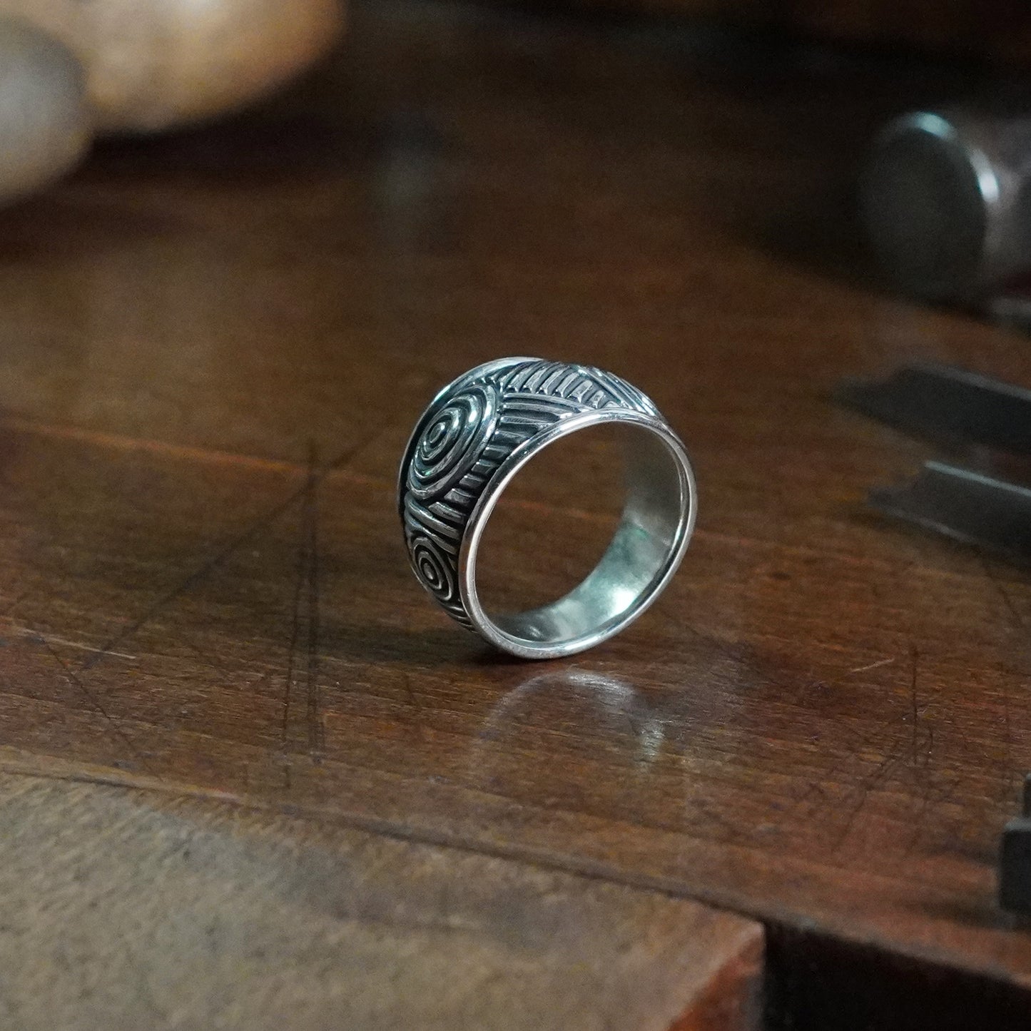 Rono Ring - Wide rounded tapering band