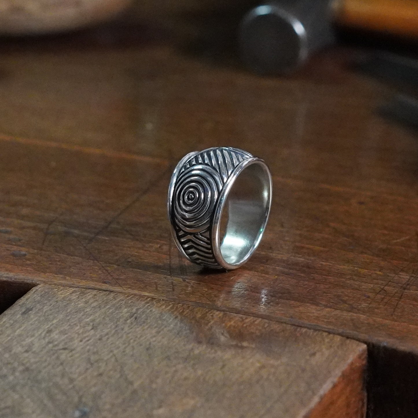 Rono Ring - Wide rounded tapering band
