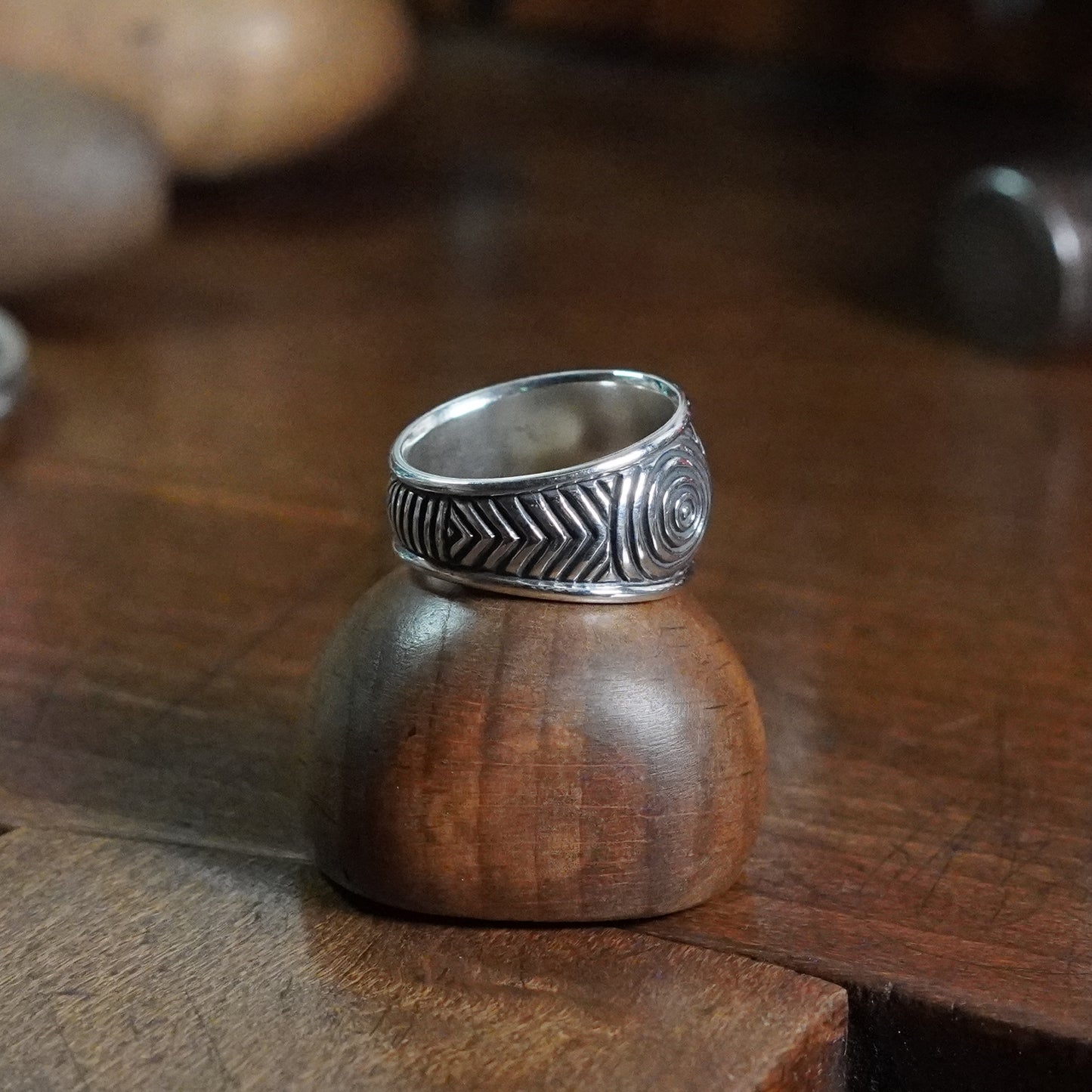Rono Ring - Wide rounded tapering band