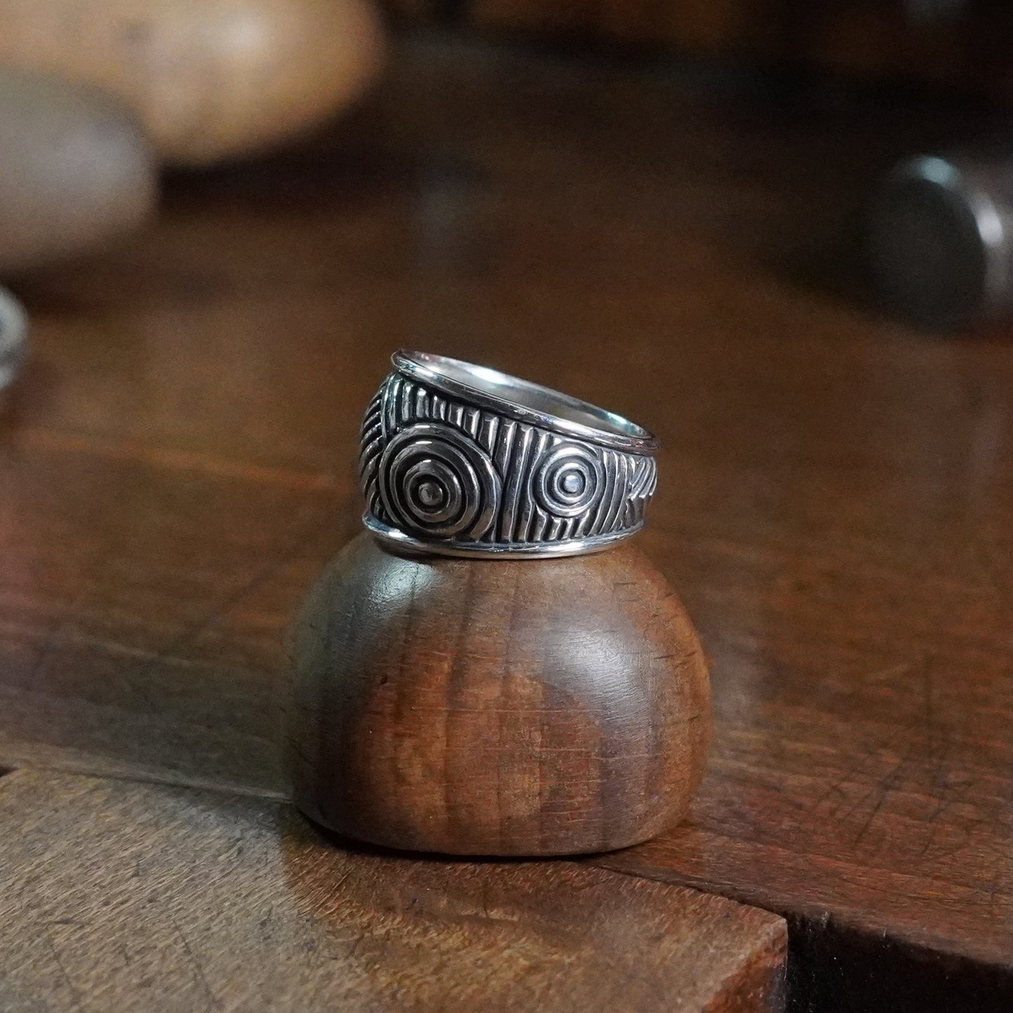 Rono Ring - Wide rounded tapering band