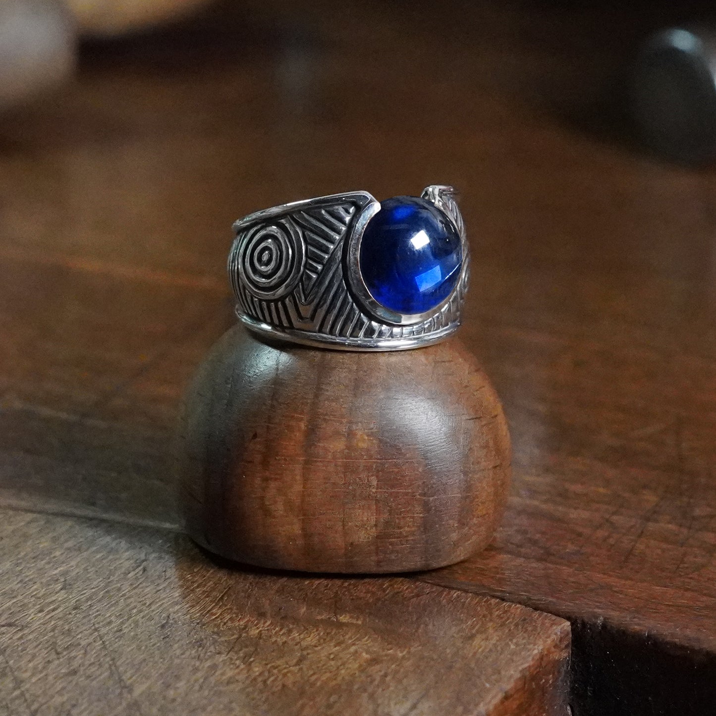 Aurora Ring - set with Sapphire
