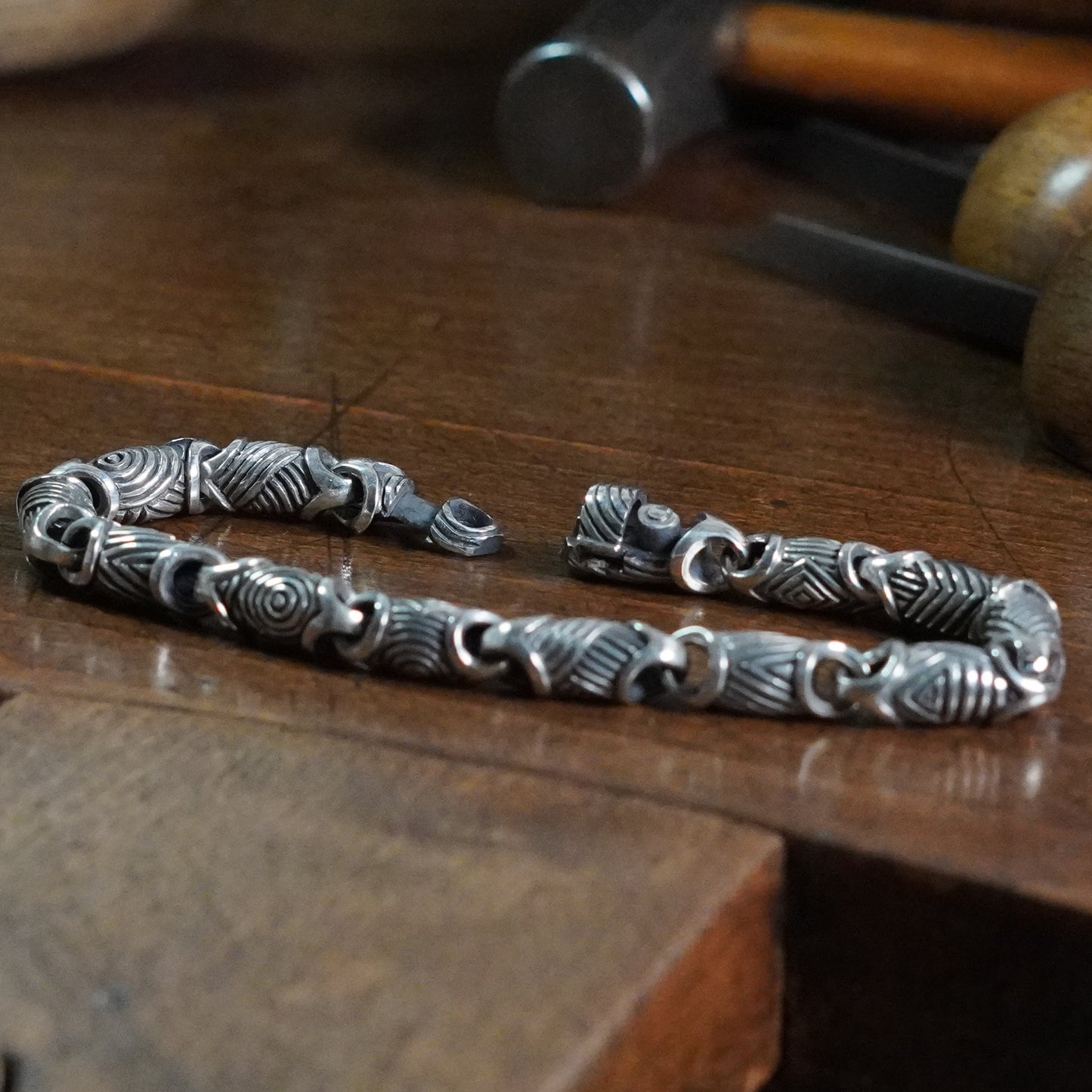 Scroll link bracelet
