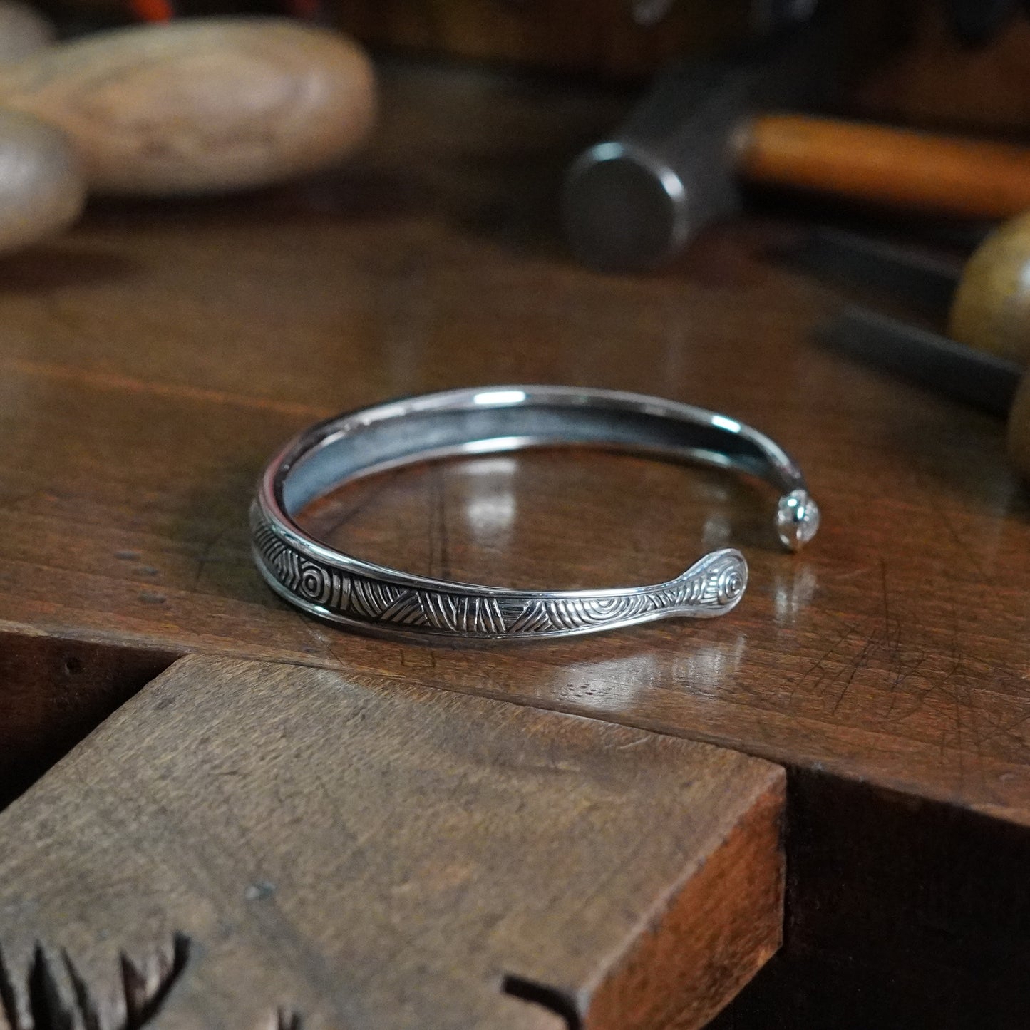 Nostromo - Round ended cuff