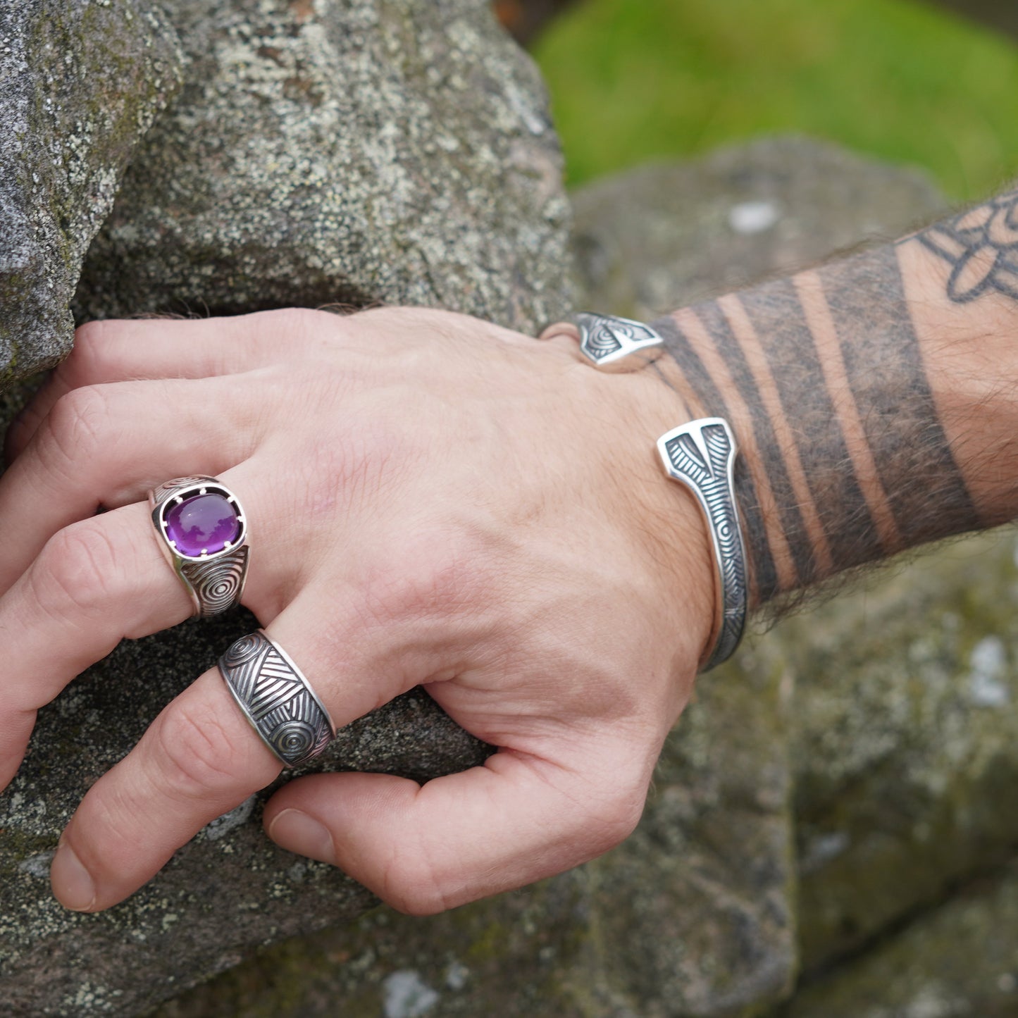 Mobeus Ring - set with Amethyst