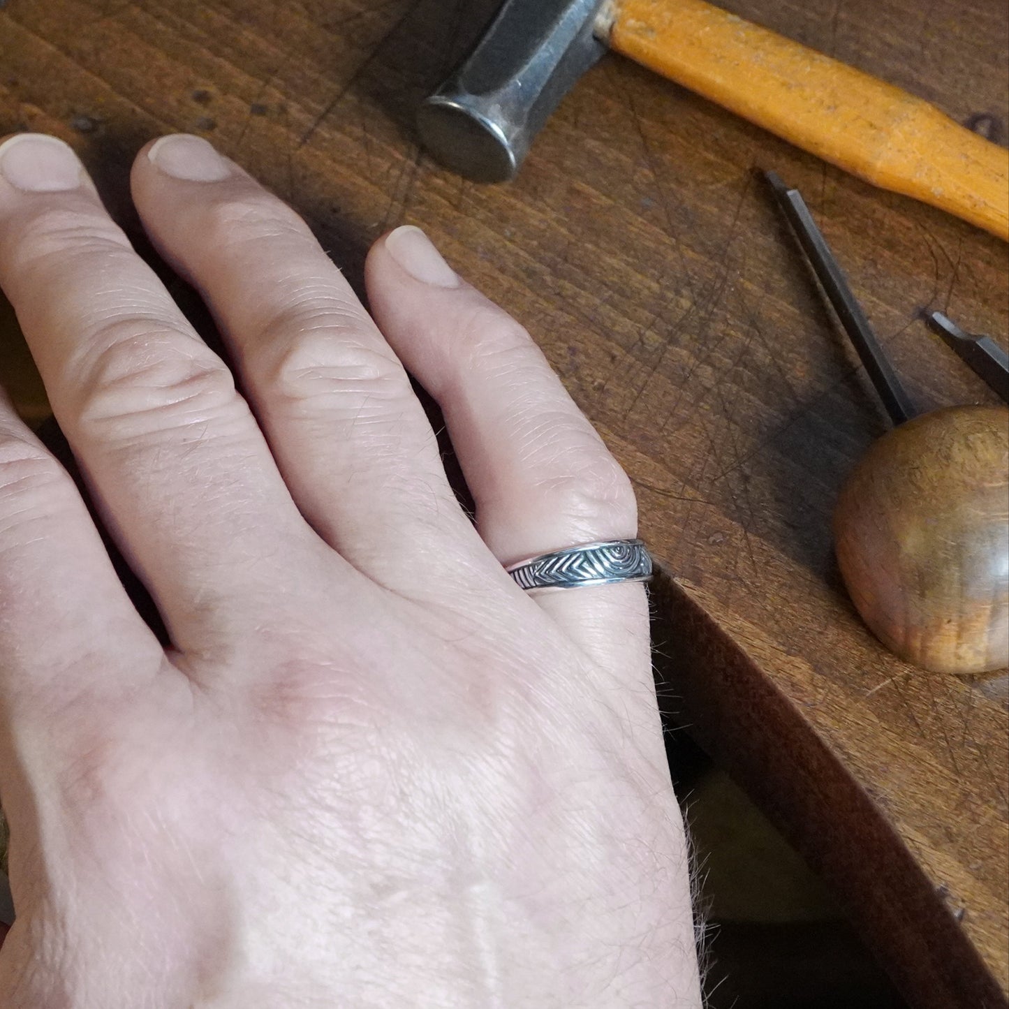 Remorae Ring - Narrow tapering band