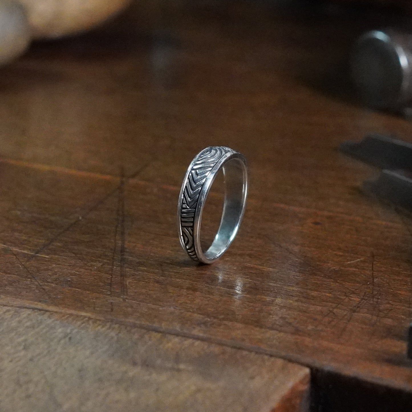 Remorae Ring - Narrow tapering band