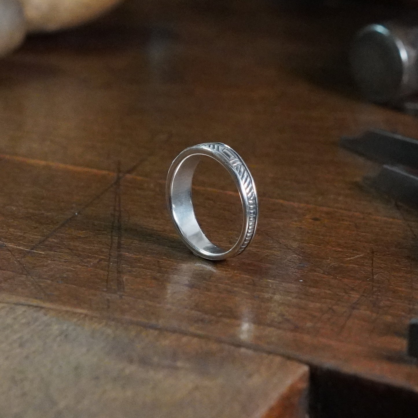 Remorae Ring - Narrow tapering band