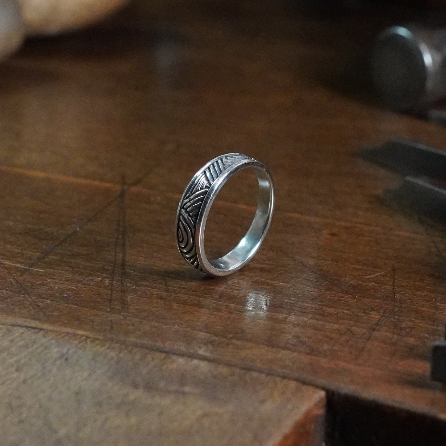 Remorae Ring - Narrow tapering band