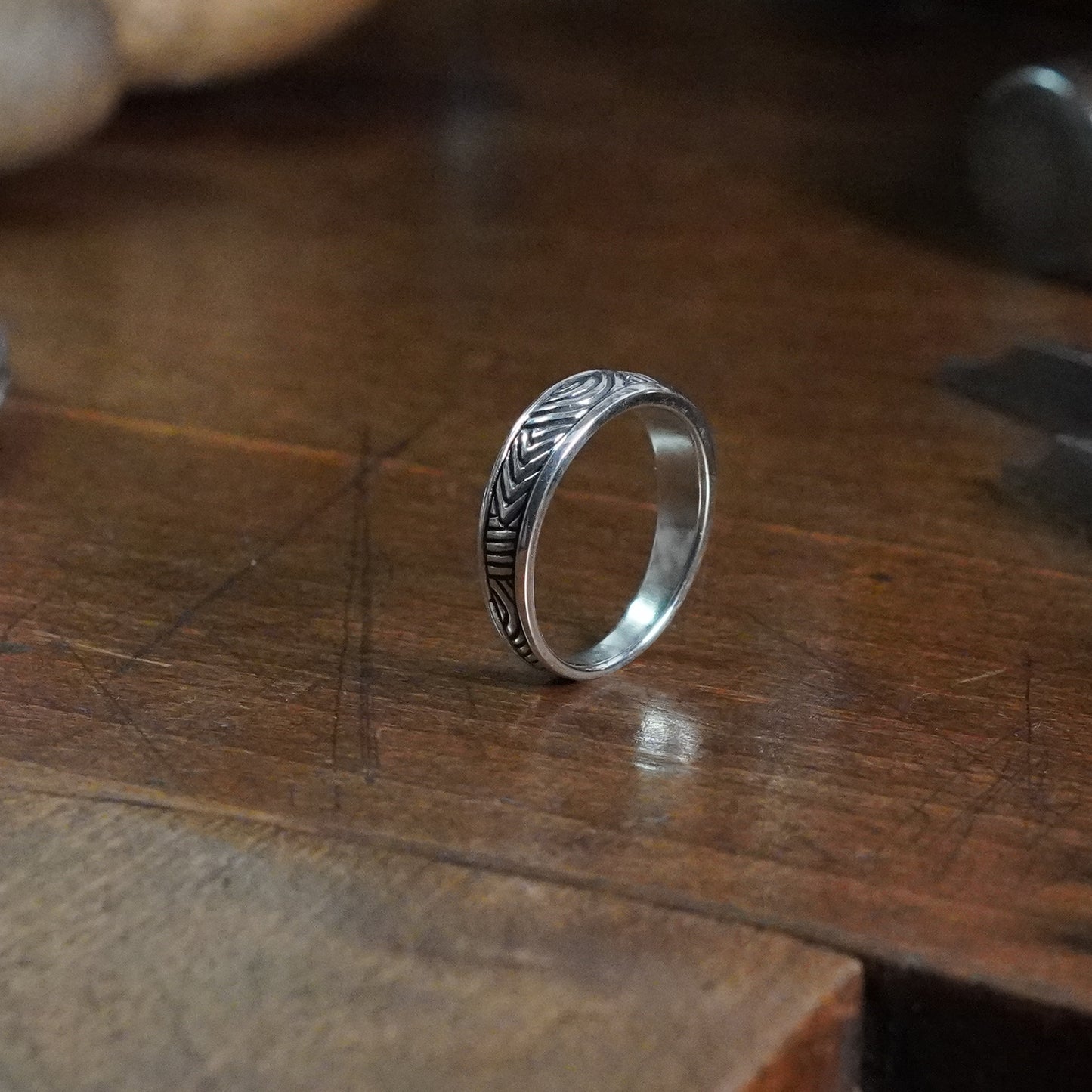 Remorae Ring - Narrow tapering band