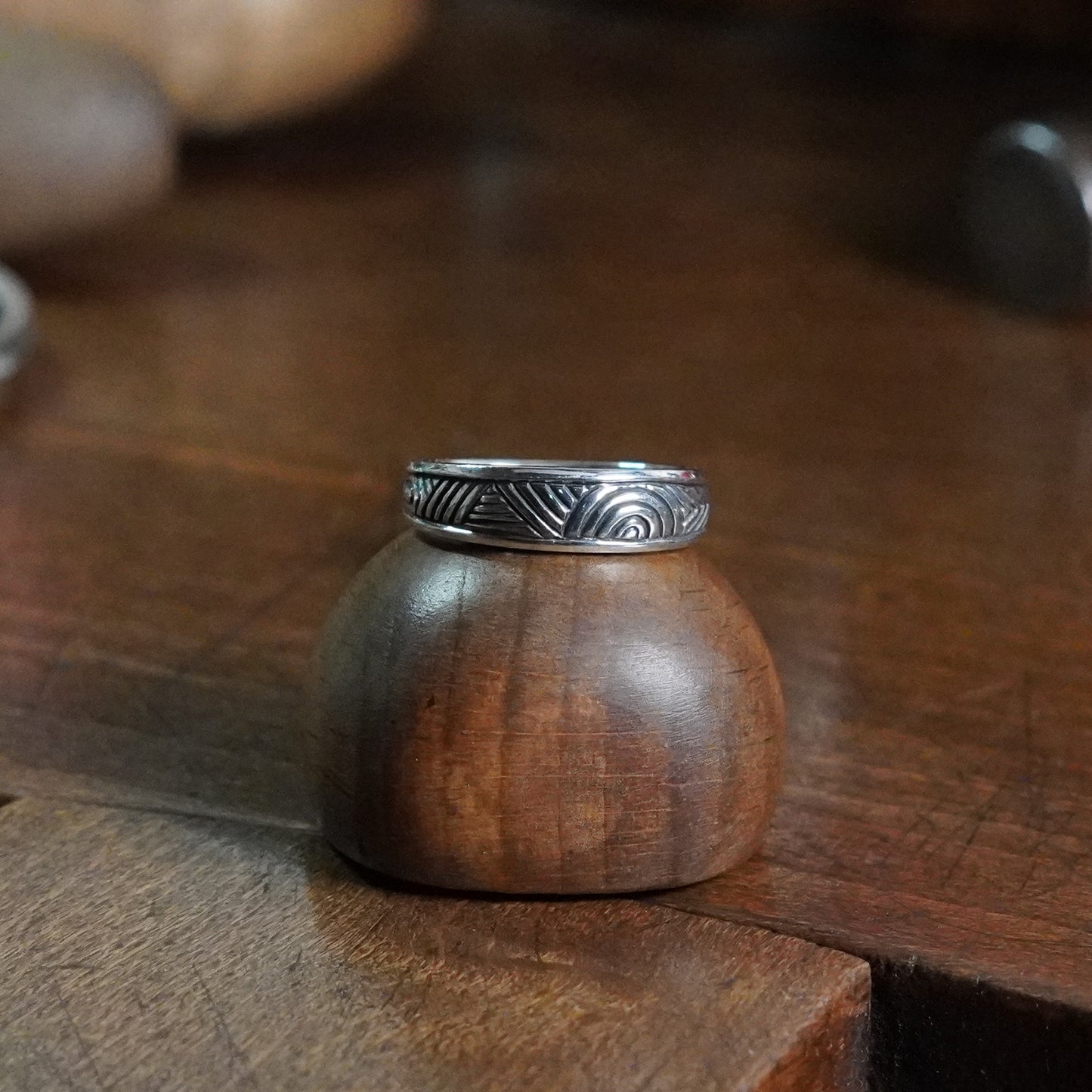 Remorae Ring - Narrow tapering band